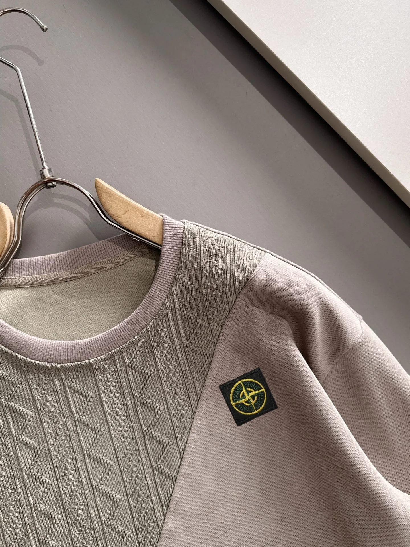 P360 Stone Island's exclusive first release of 25ss autumn and winter new round neck long-sleeved sweatshirts for men and women. Many celebrities share the same style. Craftsmanship that cannot be copied by ordinary small workshops. We are not afraid of any challenges in terms of materials, detail restoration and craftsmanship, just to provide you with wonderful products. Compare the top original versions at will. No expense is spared just to do better. Unique imported fabric feel. Purely imported German machine production. Precision operation. Thousands of needles density. Full set of new accessories with three standards for simultaneous customization. The upper body is versatile and fashionable. A perfect choice for autumn and winter. A must-have item. Size chart: m-4XL (Please state your height and weight when placing an order.